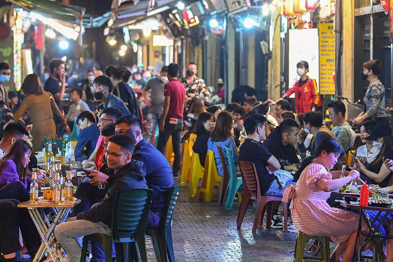 Top 8 delicious, famous Hanoi food neighborhoods that sell all evening